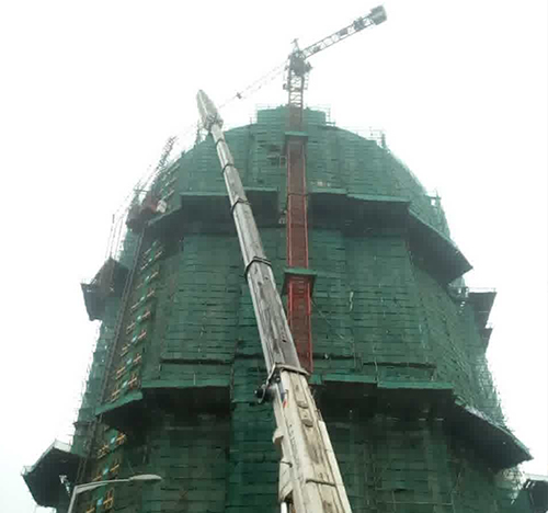 江口吊车在工地上作业